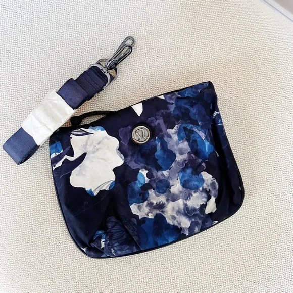 Lululemon Traveling Yogini Rucksack - Picture 15 of 16